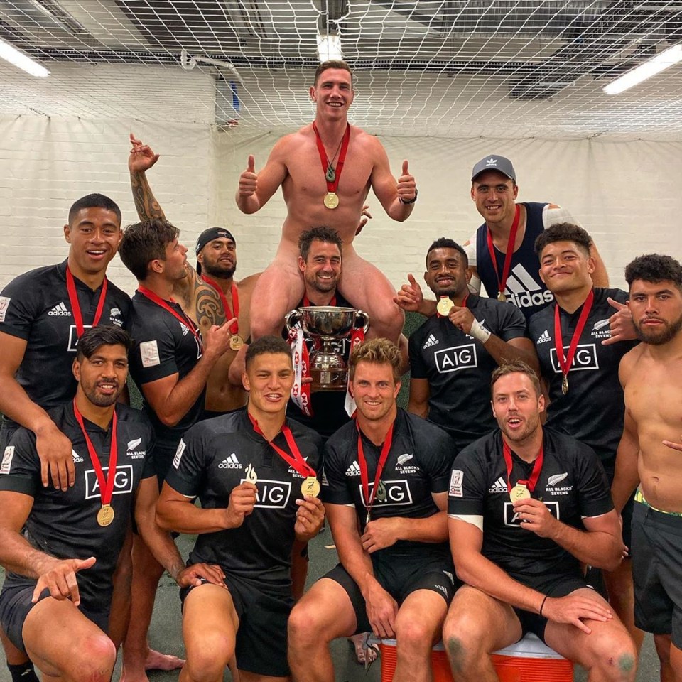 naked rugby players is it allowed and what are the rules for playing